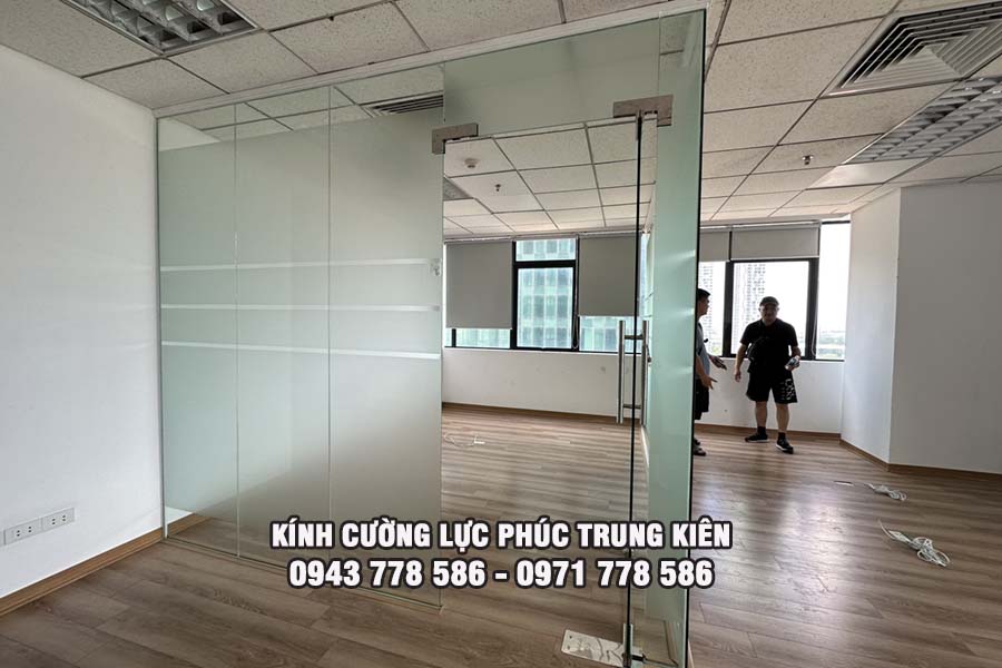 Kính cường lực siêu trong: Ưu điểm, tính năng và ứng dụng trong kiến trúc hiện đại